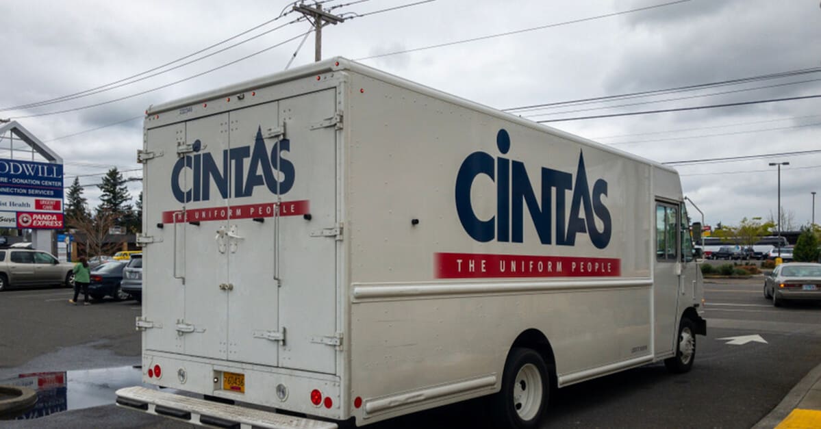 Cintas will UniFirst unbedingt und bietet nun 5,2 Mrd. USD! Doch eine Familie hält den Deal in der Hand!