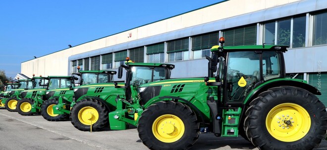 Hohe Widerstandsfähigkeit in schwachem Branchenumfeld: Landmaschinen-Spezialist Deere & Company schrumpft weniger stark als erwartet. Die Aktie bricht aus.