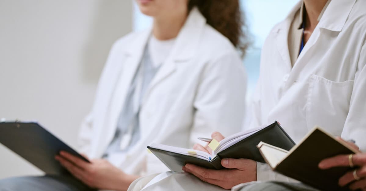 Adtalem Global Education: Fachkräftemangel in Weiß! Adtalem bildet systemrelevante Gesundheitsberufe aus!