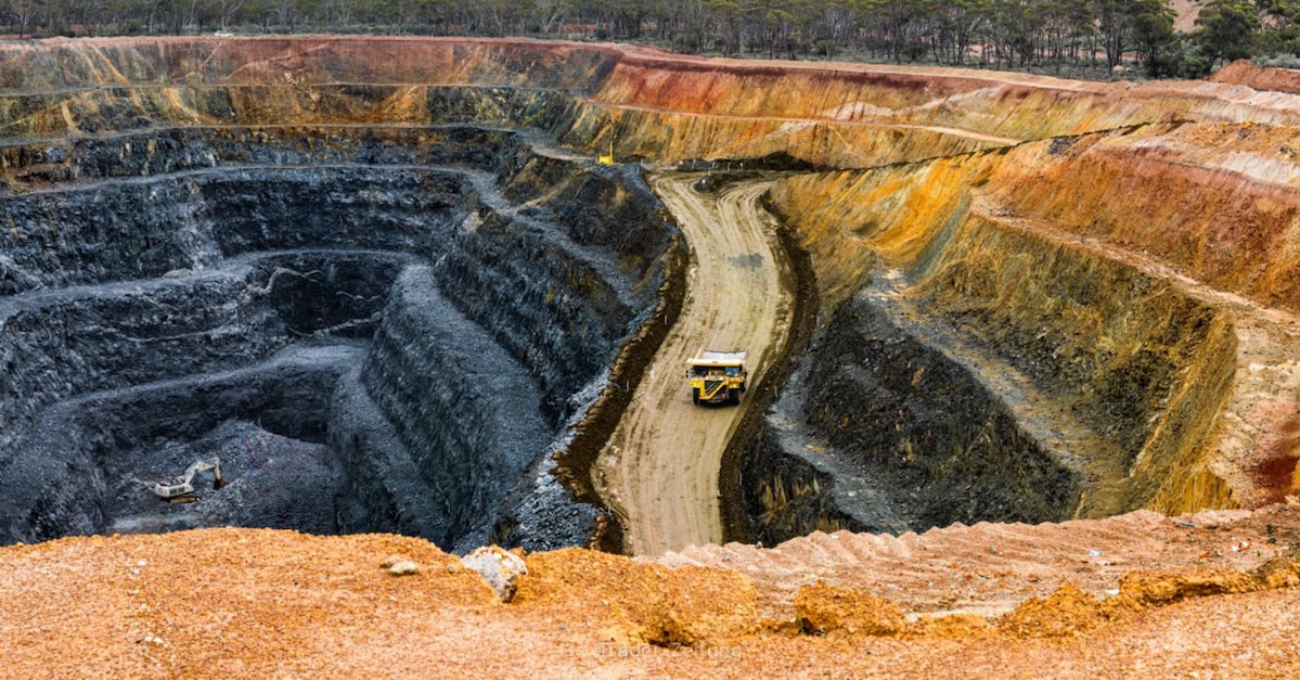 Lynas Rare Earths sichert kritische Lieferketten durch langfristige Abnahmevereinbarungen mit Industriepartnern.