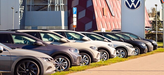 VW: Gewinneinbruch, Zollrisiken, Korrektur der Jahresprognose – Wolfsburger Autobauer unter Druck!