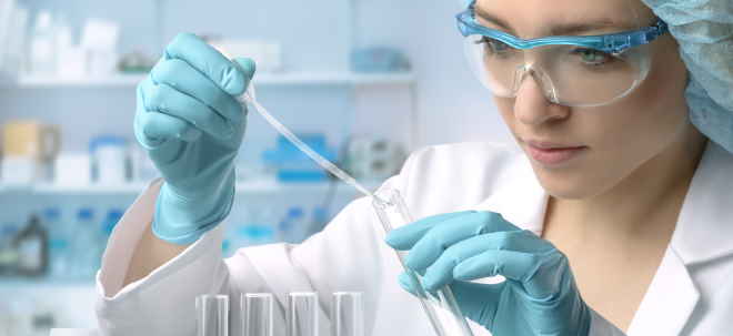 Biotech- und Pharma-Aktien: Frau im Labor