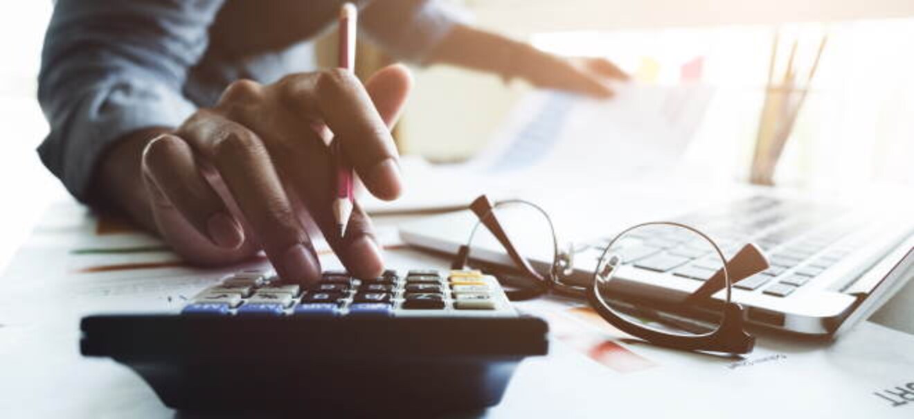 Trading Indikator erklärt: Video: Relative Strength Index einfach erklärt - RSI berechnen und Wertpapiere bewerten Video: Relative Strength Index einfach erklärt - RSI berechnen und Wertpapiere bewerten | finanzen.net