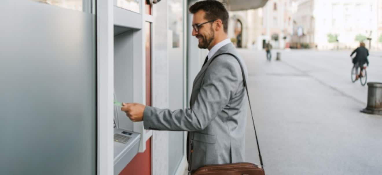 Kontostände: Statt Tagesgeldkonto, ETF oder Fonds: Geld auf Girokonten - Wie Alter und Wohnort das Guthaben beeinflussen Reich im Saarland, knapp bei Kasse in Bremen - das Girokonto-Gefälle | finanzen.net