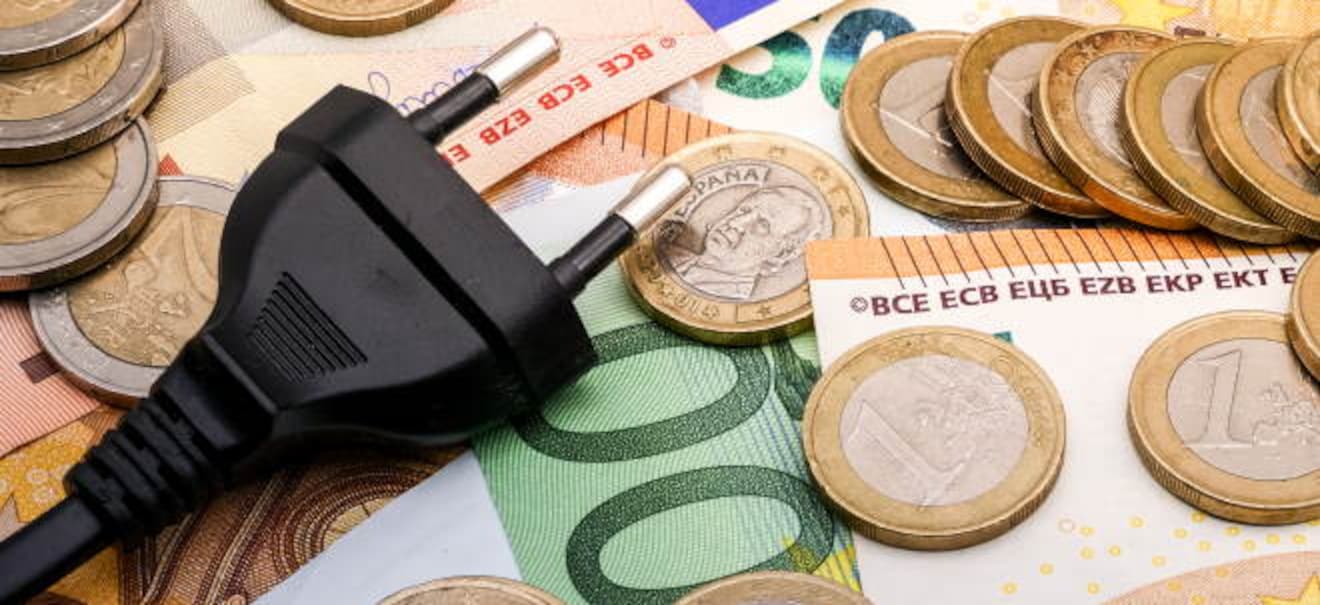 Negativer Strompreis: Negativer Strompreis: Auswirkungen für Verbraucher und Lieferanten Strom zum Schnäppchenpreis? Die Geheimnisse des negativen Strompreises | finanzen.net