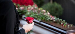 Полиция побыскала крупнейшее частное похоронное бюро