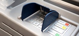 Российские банки разрешат снимать деньги с чужих карт 1 3591972 atm
