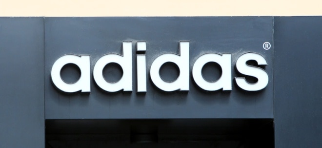 Filosófico cajón Huracán Bruch mit Kanye West: adidas-Aktie dennoch stark: adidas senkt nach  Gewinneinbruch die Jahresprognose - Lagerbestände gestiegen | Nachricht |  finanzen.net