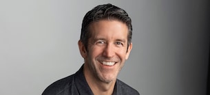 Apple-Aktie im Blick: Tim Cook tritt zurück - Wer ist der neue CEO John Ternus?