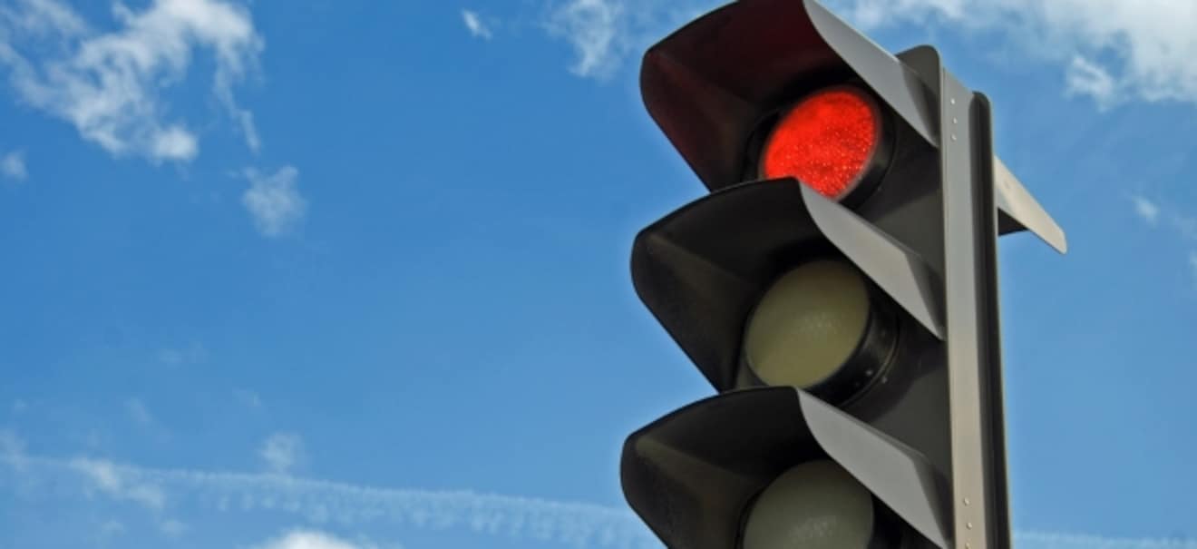 Verkehrsdelikt: Rotlichtverstöße: Diese Fahrer überfahren am häufigsten rote Ampeln - Strafen und Konsequenzen Studie: Wer am häufigsten über Rot fährt - und was das kostet | finanzen.net