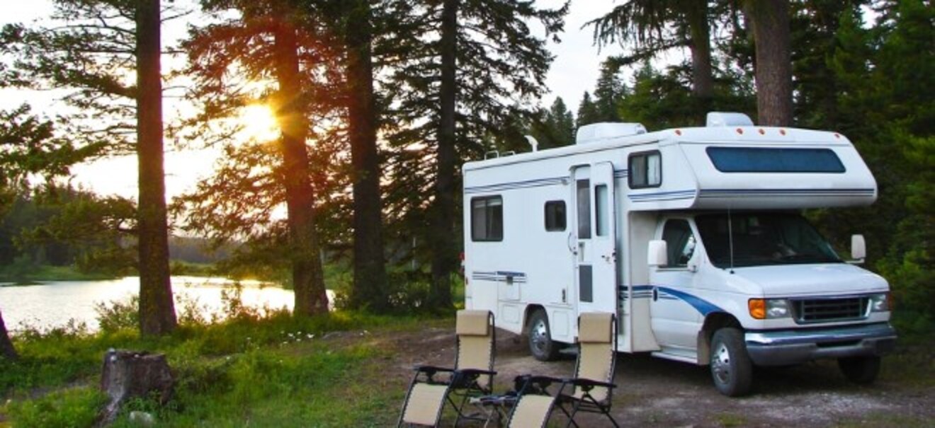 Reiseschutz: Sicher unterwegs: Diese Versicherungen sind beim Camping wirklich wichtig Wohnmobil-Schock im Urlaub? Diese Versicherungen retten Camper vor dem Desaster | finanzen.net