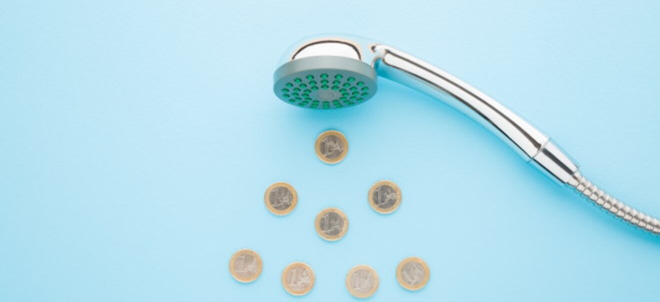 Hohe Energiepreise: Spartipp: So spart man beim Duschen Wasser, Energie und Geld Duschen mit Köpfchen: So sparen Deutsche Wasser, Energie und Geld! | finanzen.net