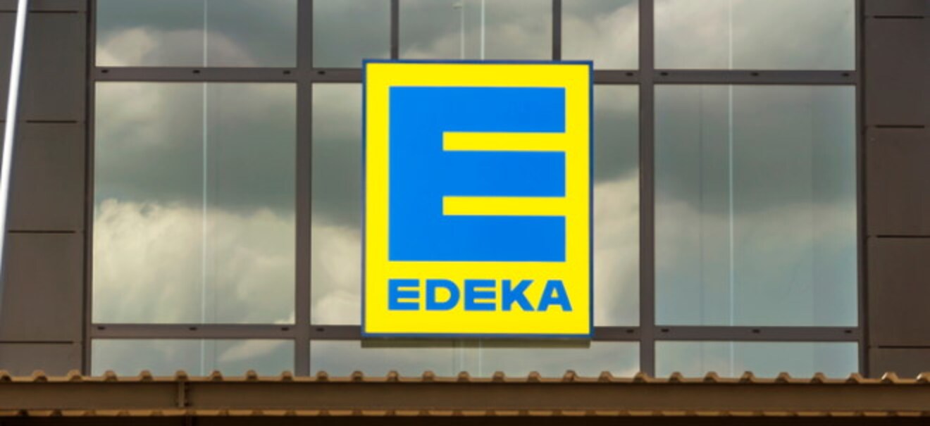 EDEKA, REWE & Co.: Unterschiede bei der Beliebtheit von Arbeitgebern im Lebensmitteleinzelhandel Arbeiten bei den Besten: Supermarkt-Rankings von YouGov enthüllen Beliebtheit der großen Ketten | finanzen.net