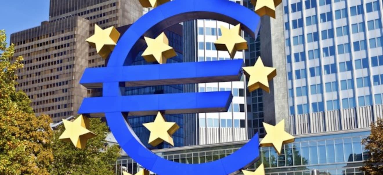 Zollkonflikt im Fokus: JPMorgan erwartet massive Zinssenkungen durch EZB Zollkrieg: JPMorgan prognostiziert massive EZB-Zinssenkungen | finanzen.net