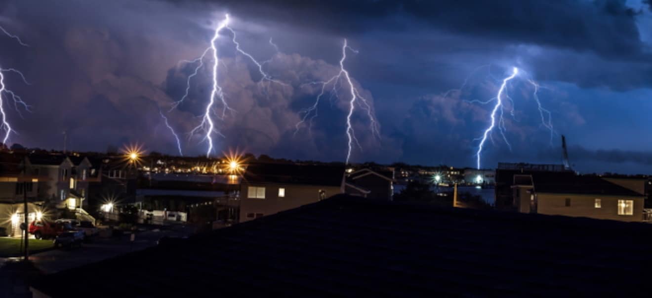 Blitzeinschlag & Co.: Sicher durch das Gewitter: Effektiver Schutz vor Blitzschäden an technischen Geräten Gewitter-Alarm: Router und Smart-Home in Gefahr - So kann man sich und seine Geräte vor Blitzeinschlag schützen | finanzen.net