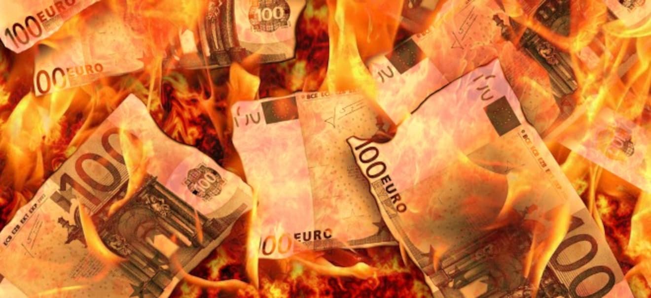 Geld verbrennen: Lifestyle-Inflation: Pleite trotz höherem Gehalt Lifestyle-Inflation: Wie es dazu kommt und wie man es verhindert | finanzen.net