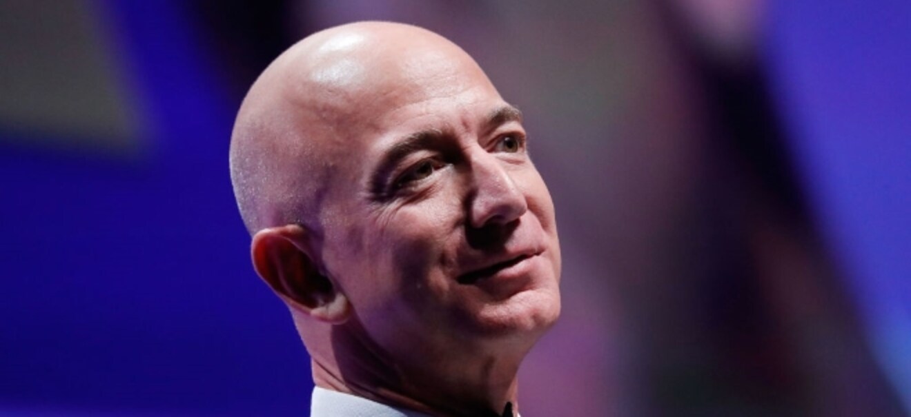 Amazon-Chef Bezos zeigt sich mit neuer Freundin in Wimbledon | finanzen.net