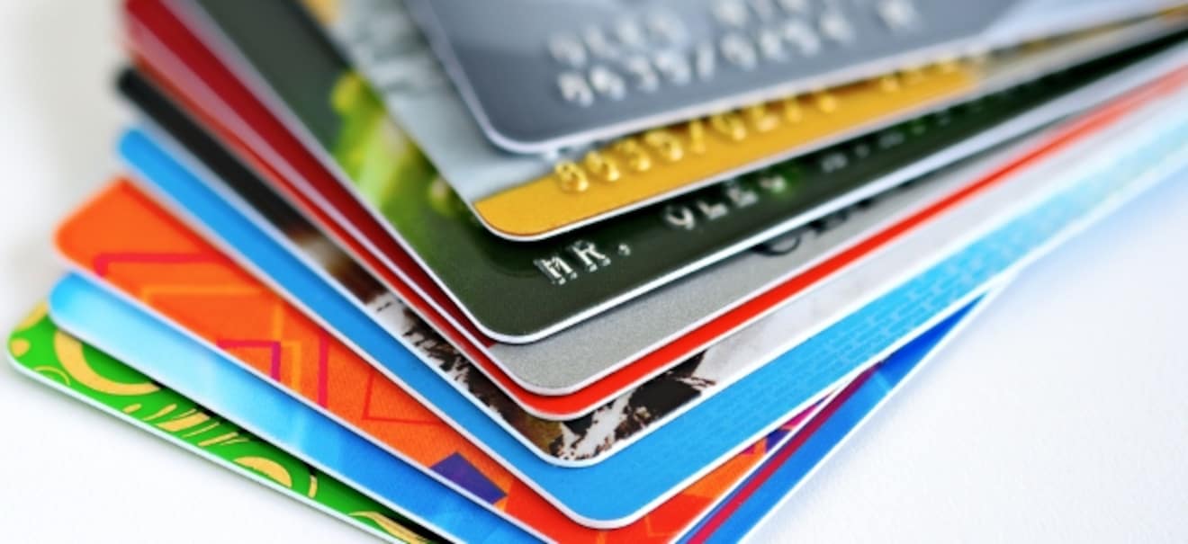 Kreditkarten: Von blau bis schwarz: Die Bedeutung der Kreditkartenfarben und ihre Vorteile Farbenwelt der Kreditkarten: Welche Vorteile blau, gold, schwarz & Co. bieten | finanzen.net