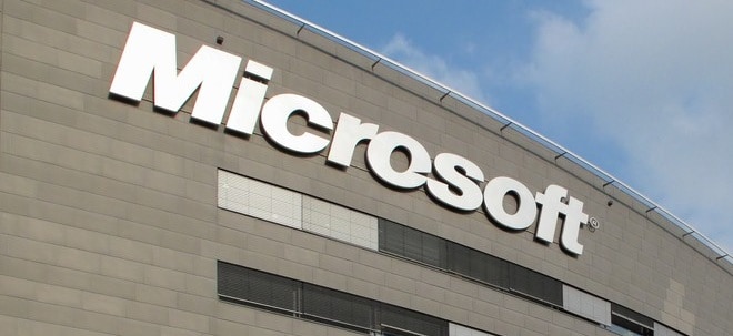 Tytuł giełdowy Microsoft NASDAQ na czerwono: specjalny przycisk drugiego pilota Microsoft AI