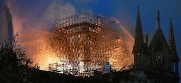 : Пожар в Нотр-Дам локализован, Макрон обещает восстановить собор