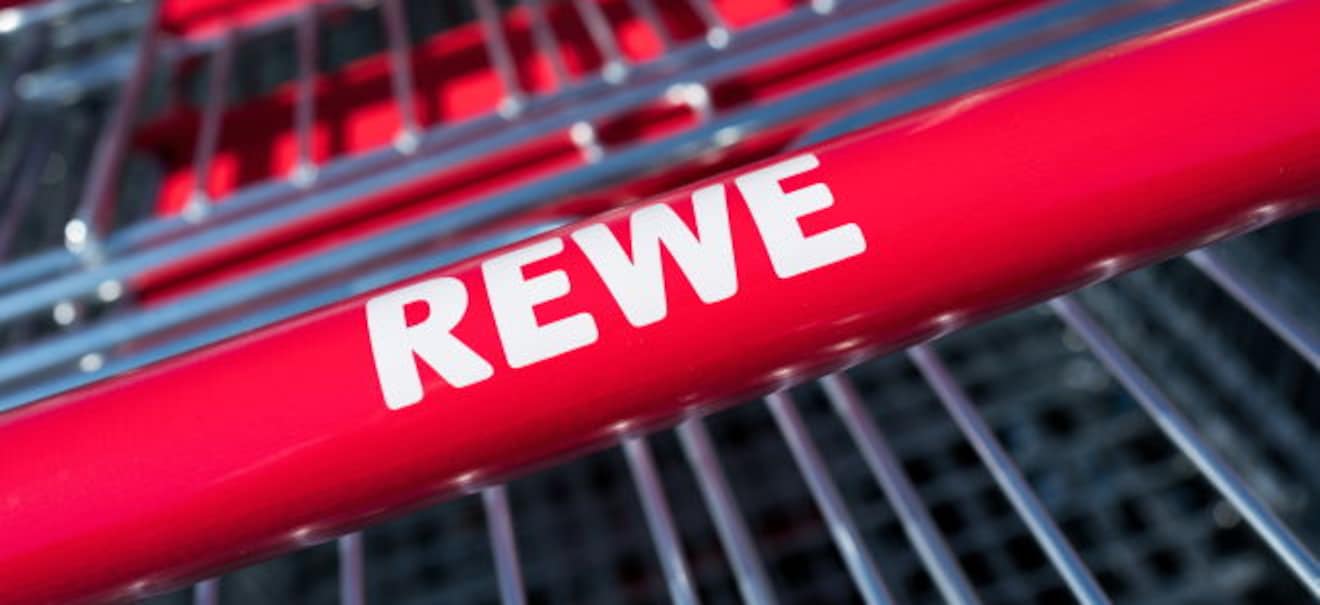 Bezahlsystem: Rewe Pay: So zahlt man jetzt bequem mit dem Smartphone im Markt Rewe Pay revolutioniert den Einkauf: Bei Apple Pay-Konkurrent mit einem Wisch zur Bezahlung | finanzen.net
