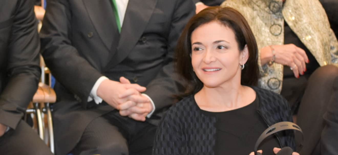 Erfolgreich im Beruf: Sheryl Sandberg: Das sind die wichtigsten Karriere-Tipps der Ex-Facebook-Powerfrau Ex-Meta Co-Chefin Sheryl Sandberg: Ihr Schlüssel zur beruflichen Spitze! | finanzen.net