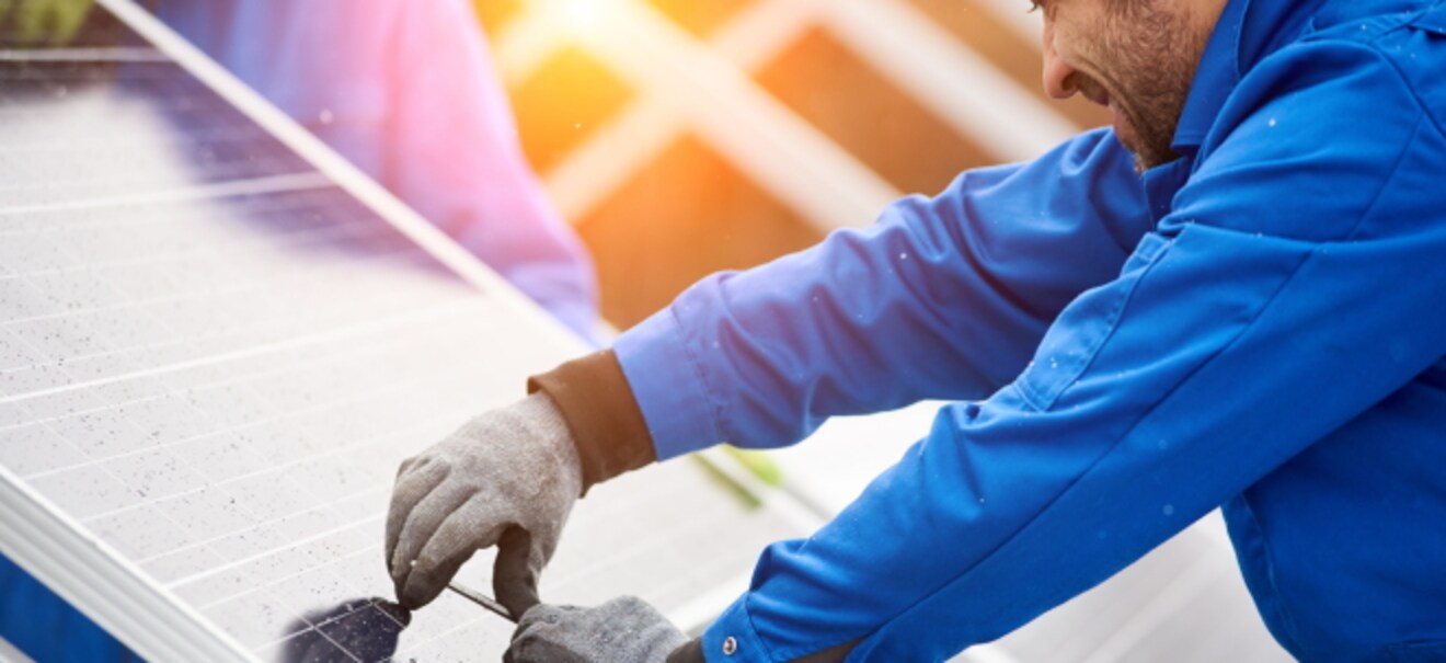 Solarstrom imm Fokus: Bei hohen Kosten Strom sparen: Solaranlage auf dem Balkon - Das müssen Mieter beachten Solaranlage als Mieter? Was erlaubt ist - und was nicht | finanzen.net