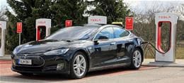 Tesla-Aktie im Fokus: HSBC bleibt nach schwachen Auslieferungen vorsichtig