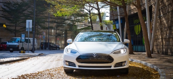 US-Verkehrsaufsicht prüft Teslas Autopilot nach erstem Todesfall | finanzen.net