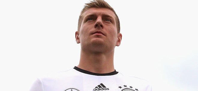 Nationalspieler für zuhause: Gewinnen Sie zur EM 2016 mit Staramba und finanzen.net eine 3D-Figur von Toni Kroos Gewinnen Sie zur EM 2016 mit Staramba und finanzen.net eine 3D-Figur von Toni Kroos | finanzen.net
