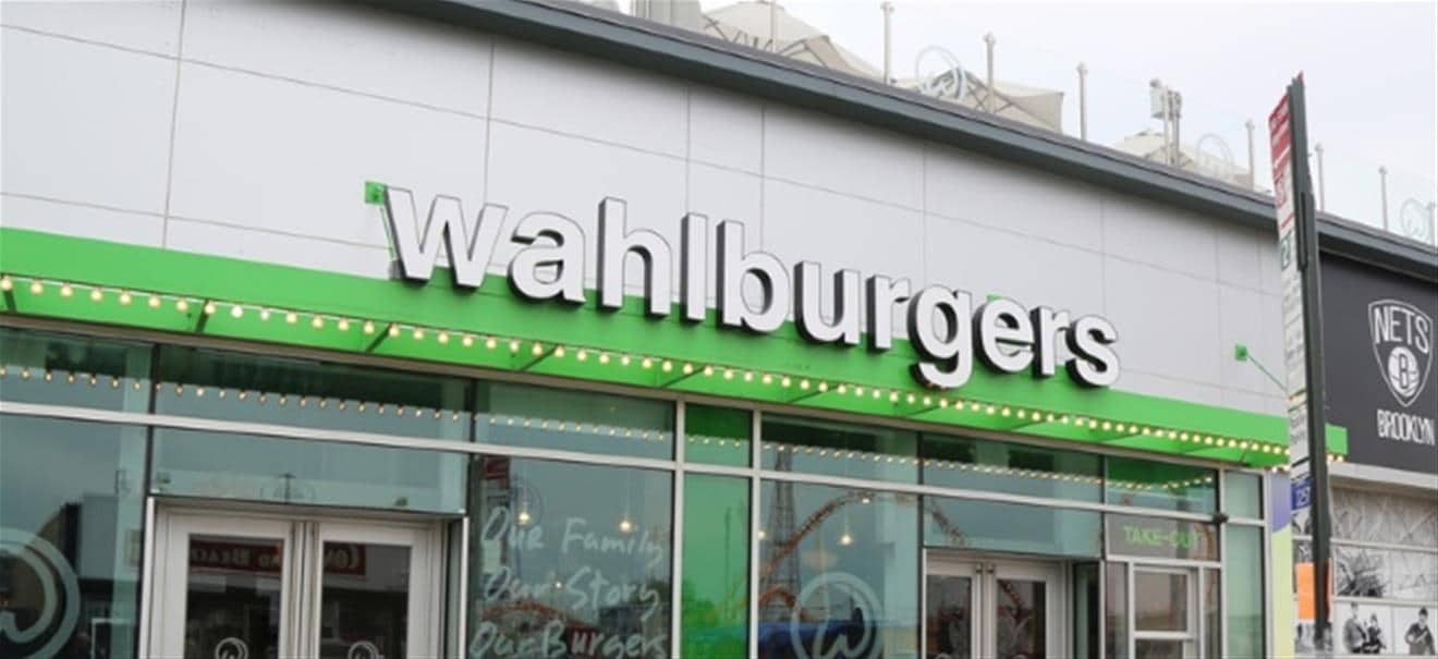 Wahlburgers: McDonald's bekommt Konkurrenz: Mark Wahlberg mischt auch im Burger-Geschäft mit McDonald's bekommt Konkurrenz: Mark Wahlberg mischt auch im Burger-Geschäft mit | finanzen.net